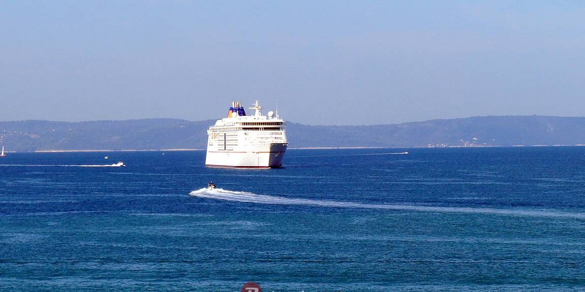 Ferry de pasajeros y vehículos (coches) Zadar - Kosirača (Ist) - Olib ...