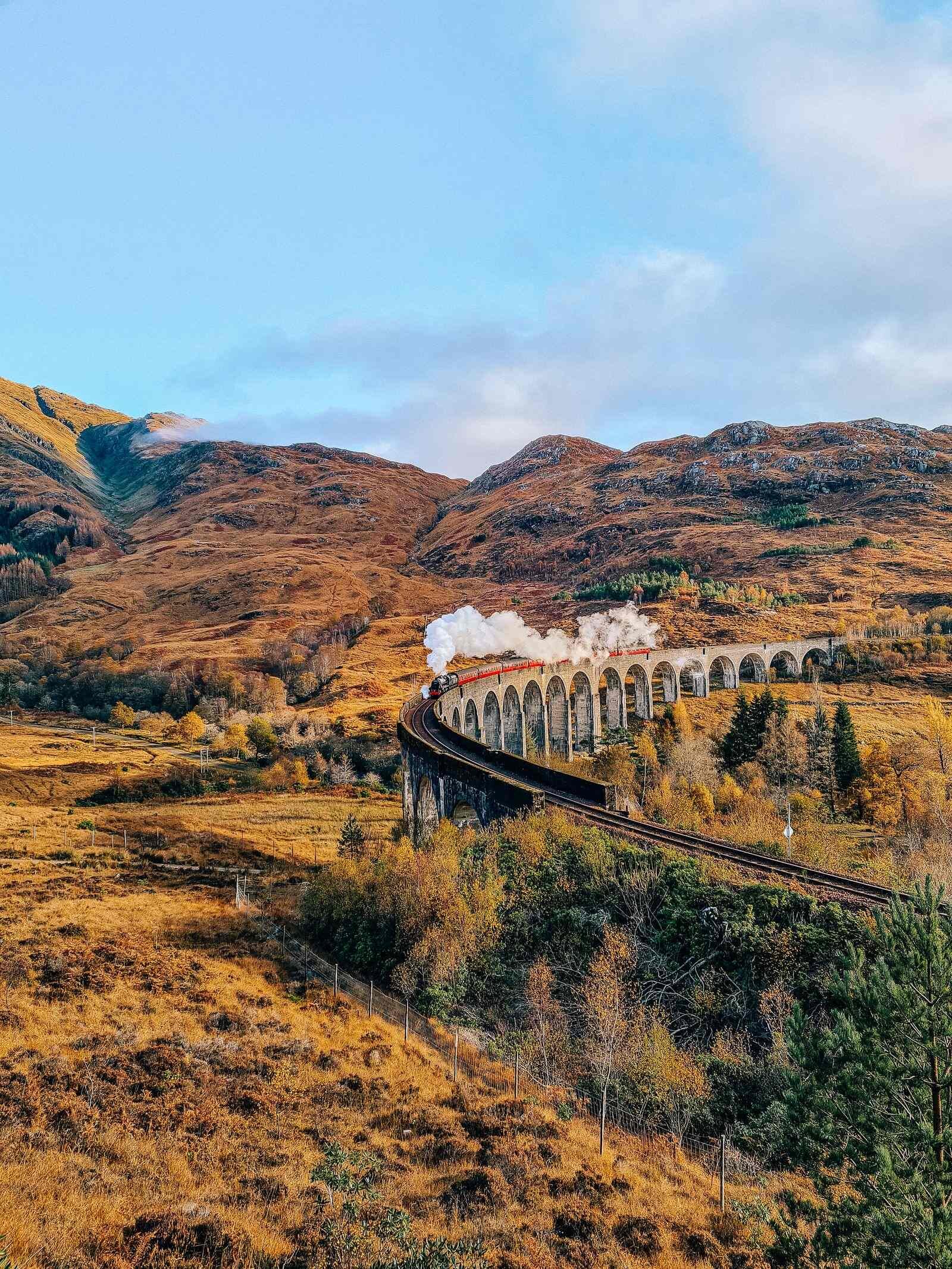 Cómo encontrar el mirador del Viaducto de Glenfinnan: Todo lo que necesitas saber para ver el tren de Harry Potter en Escocia