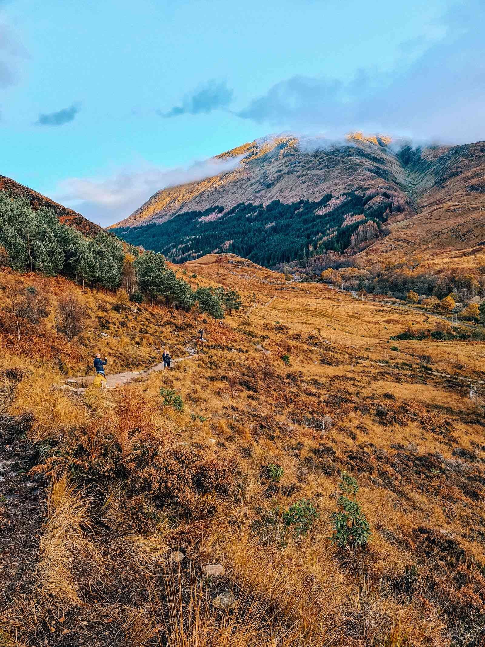Cómo encontrar el mirador del Viaducto de Glenfinnan: Todo lo que necesitas saber para ver el tren de Harry Potter en Escocia