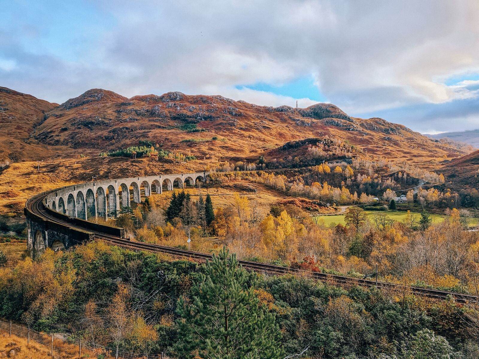 Cómo encontrar el mirador del Viaducto de Glenfinnan: Todo lo que necesitas saber para ver el tren de Harry Potter en Escocia