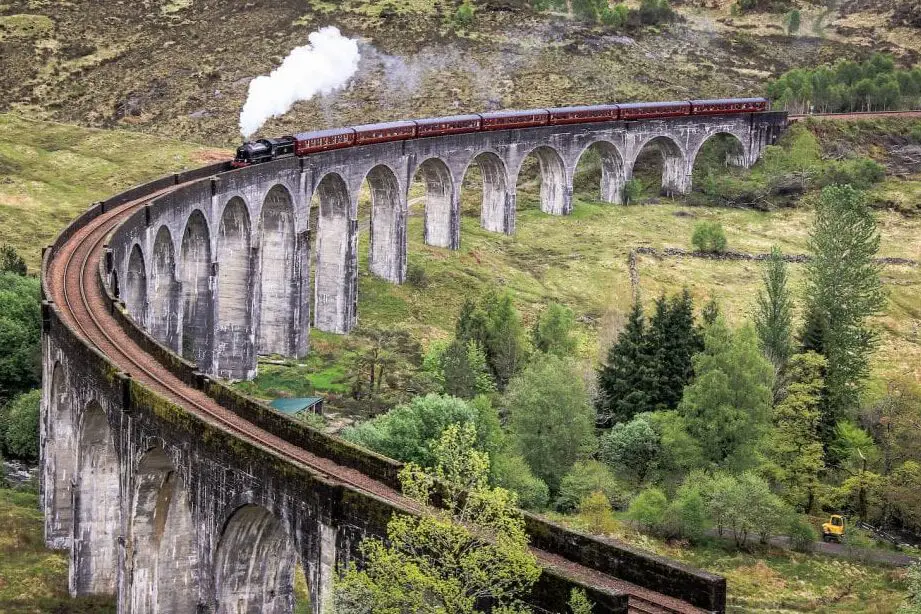 Una guía completa para viajar en el tren de vapor jacobita en Escocia
