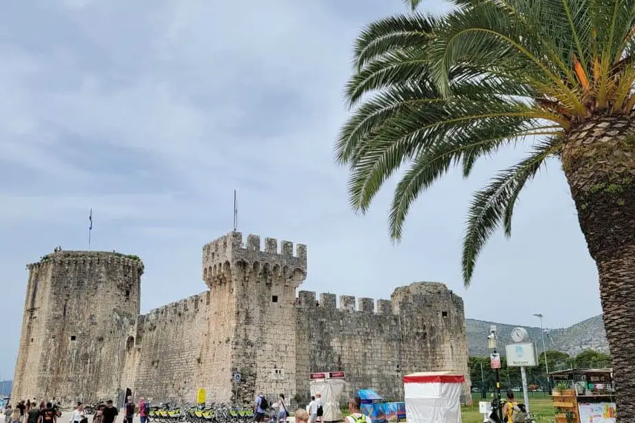 Cómo viajar de Split a Trogir: 5 opciones diferentes